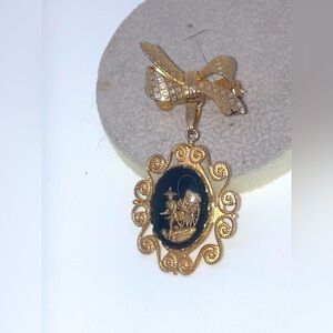 Vtg Gold Tone Bow Black & Gold Lucite Rickshaw Scene Brooch 2.1”
